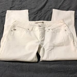 Woman’s white jean capris